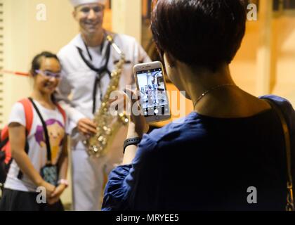La U.S. 7th Fleet Band è un gruppo musicale della United States Navy assegnato alla Seventh Fleet nell'Indo-Pacifico. Il 15 luglio 2017, un sassofonista della band ha incontrato i partecipanti a Hong Kong prima di esibirsi all'International Military Tattoo del 2017 con bande militari provenienti da Cina, Mongolia, Paesi Bassi, Scozia e Russia. L'immagine d'archivio documenta l'interazione dei musicisti durante un festival internazionale di musica di difesa. Foto Stock