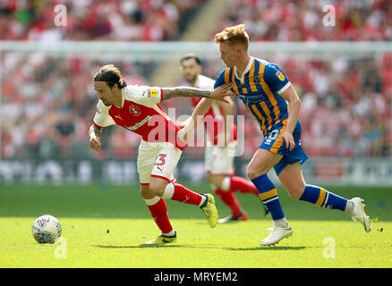 Rotherham Regno's Ryan Williams (sinistra) e Shrewsbury Town Jon Nolan (destra) battaglia per la sfera durante il Cielo lega Bet One finale allo stadio di Wembley, Londra. Foto Stock