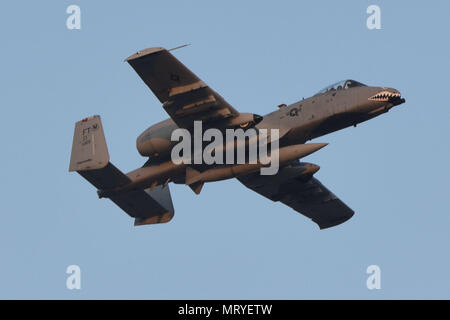 Un U.S. Air Force A-10 Thunderbolt II vola overhead Luglio 15, 2017, a Incirlik Air Base, Turchia. A-10s sono distribuiti da qui alla 74Fighter Squadron, Moody Air Force Base in Georgia, a sostegno di operazioni inerenti a risolvere. (U.S. Air Force foto di Airman 1. Classe Kristan Campbell) U.S. Air Force A-10 Thunderbolt II taxi ad un posto di parcheggio dalla linea di volo il 15 luglio 2017, a Incirlik Air Base, Turchia. A-10s sono distribuiti da qui alla 74Fighter Squadron, Moody Air Force Base in Georgia, a sostegno di operazioni inerenti a risolvere. (U.S. Air Force foto di Airman 1. Classe Kri Foto Stock