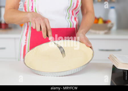 Donna matura crostata di cottura per la sua famiglia Foto Stock
