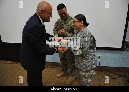 Il personale Sgt. Nelson pagana e Sgt. 1. Classe Juany Rios ricevere un segno di apprezzamento da ESGR personale per la loro eccezionale supporto durante il supporto dei datori di lavoro della Guardia e riserva (ESGR) "Il pranzo con il Boss' evento tenutosi presso la comunità Club sulla Fort Buchanan, 14 luglio. Foto Stock