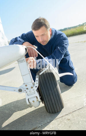 Meccanico aeronautico controllo di atterraggio Foto Stock