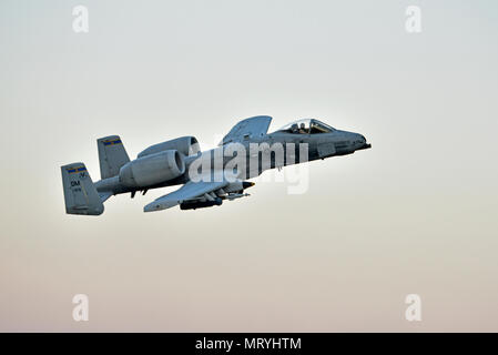 Lt. Col. Ben Rudolphi, 407 Expeditionary supporto funzionamento comandante dello squadrone, takesoff in un A-10 Thunderbolt II Luglio 11, 2017, a Incirlik Air Base, Turchia. Rudolphi ha fornito un duplice ruolo nel funzionamento inerenti risolvere come il comandante del 407 EOSS nel sud-ovest Asia ed essendo direttamente nella lotta contro ISIS conducendo un-10 missioni di volo con il 447th aria gruppo Expeditionary.la A-10 supporta le forze di terra con rapida occupazione aria vicino e contattare il supporto. Esso utilizza una varietà di bomba, missili e un 30mm GAU-8 sette-canna Gatling Gun. (U.S. Air Force foto di Senior Airman Foto Stock