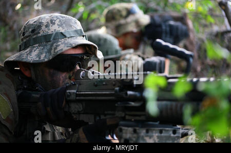 Soldati di Charlie truppa, 2° Stormo, 101st reggimento di cavalleria della New York Army National Guard, uomo un posto di osservazione a Shoalwater Bay, Queensland, Australia, durante l'esercizio talismano Saber, 14 luglio. Durante l'esercizio New York Esercito Nazionale i soldati di guardia hanno partecipato a una serie di giochi di guerra a fianco di Australia e Nuova Zelanda i membri del servizio. (U.S. Esercito nazionale Guard foto di Sgt. Alexander rettore) Foto Stock