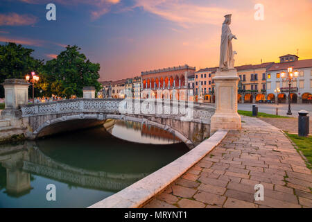 Padova. Immagine panoramica di Padova con Piazza Prato della Valle al tramonto. Foto Stock