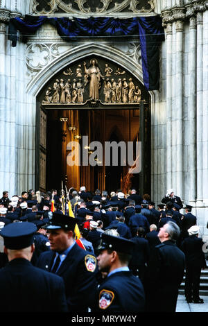 Un altro memoriale di servizio tenutasi a San Patrizio nella cattedrale di New York per un vigile del fuoco caduto dopo l'11 settembre, 200 attacco al World Trade Center. Foto Stock