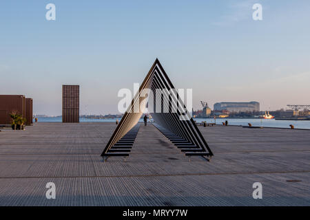 Suono metal piramide scultura in Copenhagen, Danimarca Foto Stock