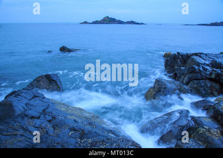 Onde che si infrangono sulle rocce - Gokarna, Karnataka (India) Foto Stock