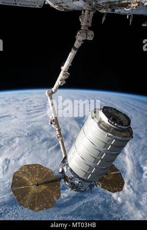 L'orbitale ATK Cygnus cargo veicolo spaziale è grabbled dal Canada braccio 2 per il docking con la Stazione Spaziale Internazionale il 24 maggio 2018 in orbita intorno alla terra.