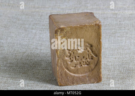 Disco tradizionali Olive Soap made in Alep con il nome della fabbrica e tipo scritto in lingua araba (Sobhi Jbeily marca, eccellente Natheer sapone), Siria Foto Stock