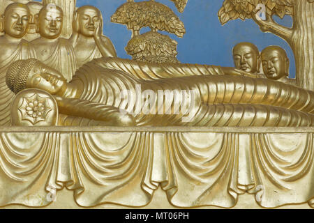 Golden Buddha nella Pagoda della Pace, Londra, Inghilterra Foto Stock