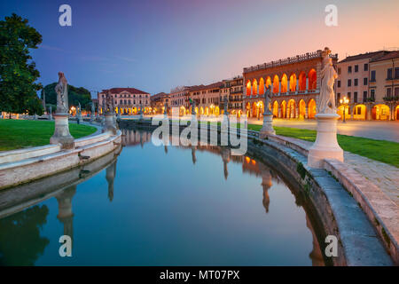 Padova. Cityscape immagine di Padova, Italia con Prato della Valle piazza durante il tramonto. Foto Stock