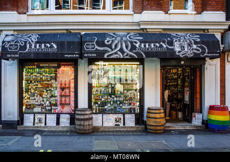 Soho Old Compton Street - Gerry's vini e liquori Old Compton St in Soho il quartiere del divertimento è noto per la vendita di rari e drink esotici Foto Stock