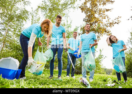 Un gruppo di volontari e attivisti per la raccolta di rifiuti per la tutela ambientale Foto Stock