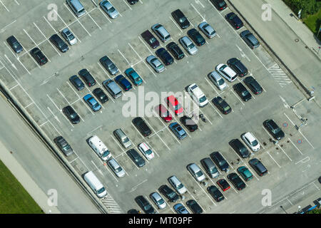 Vista aerea di un parcheggio con molte automobili in righe a Monaco di Baviera, Germania Foto Stock