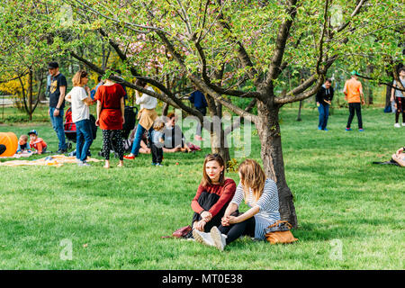 Bucarest, Romania - 15 Aprile 2018: persone divertirsi nel giardino giapponese del Parco Herastrau sul Weekend Primavera Foto Stock