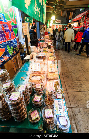 Piscina Omicho Ichiba, Mercato Omicho, fresco più grande mercato alimentare a Kanazawa, Giappone. Vista lungo stallo per la vendita di prodotti alimentari confezionati in contenitori in plastica Foto Stock