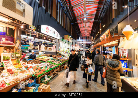 Piscina Omicho Ichiba, Mercato Omicho, est metà del XVIII secolo, freschi di mercato alimentare a Kanazawa, Giappone. Pressione di stallo di ortaggi e vista lungo il corridoio di bancarelle. Foto Stock