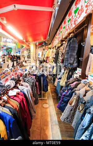 Piscina Omicho Ichiba, Mercato Omicho, fresco più grande mercato alimentare a Kanazawa, Giappone. Rack di giacche abbigliamento in stallo. Foto Stock