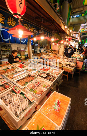 Piscina Omicho Ichiba, Mercato Omicho, est metà del XVIII secolo, fresco più grande mercato alimentare a Kanazawa, Giappone. Fresco del mare-pesci stallo, vista lungo. Foto Stock