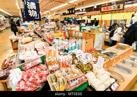 Piscina Omicho Ichiba, Omicho freschi di mercato alimentare a Kanazawa, Giappone. Interno del grande mercato del pesce fresco shop, diversi per gli alimenti confezionati in vendita. Foto Stock