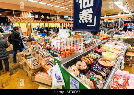 Piscina Omicho Ichiba, Omicho freschi di mercato alimentare a Kanazawa, Giappone. Interno del grande mercato del pesce fresco shop, diversi per gli alimenti confezionati in vendita. Foto Stock