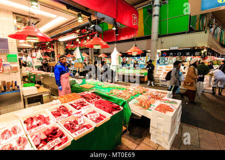 Piscina Omicho Ichiba, Mercato Omicho, fresco più grande mercato alimentare a Kanazawa, Giappone. Pressione di stallo con pezzi di polpo in vendita a prezzi diversi. Foto Stock