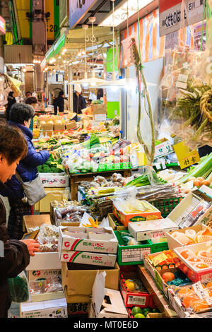 Piscina Omicho Ichiba, Omicho freschi di mercato alimentare a Kanazawa, Giappone. I clienti che acquistano prodotti di frutta e verdura dalla stalla. Foto Stock