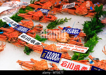 Piscina Omicho Ichiba, Mercato Omicho, fresco più grande mercato alimentare a Kanazawa, Giappone. Granchi sul pesce stallo con vari prezzi etichette. Foto Stock