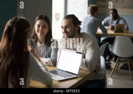 Sorridente millenario incontro coppia agente immobiliare o broker assicurativo in Foto Stock