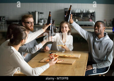 Diversi popolo millenario appendere fuori insieme a bere birra mangiare Foto Stock