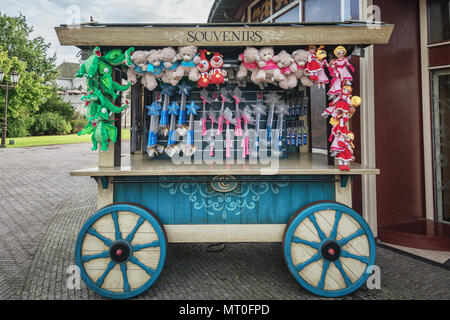 Kaatsheuvel, Paesi Bassi - 19 Agosto , 2017: Negozio di souvenir in un carrello di legno per la vendita sul parco tematico Efteling nei Paesi Bassi Foto Stock