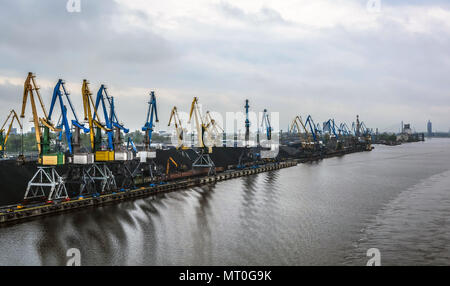 Vista sul fiume Daugava alla gru di Coal Harbour, Lettonia, Europa Foto Stock