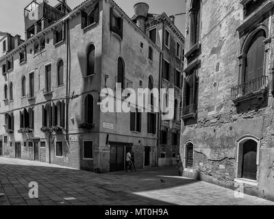 Una strada tranquilla a Venezia, Italia in bianco e nero Foto Stock