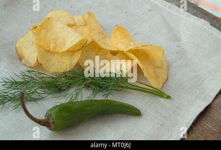 Spicy potato chips con pepe e aneto, luogo per il vostro testo. Foto Stock