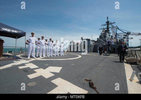 170717-N-ZE250-205 Odessa, Ucraina (17 luglio 2017) - Il Presidente dell'Ucraina Petro Poroshenko si prepara a sbarcare il Arleigh Burke-class guidato-missile destroyer USS Carney (DDG 64) dopo un tour della nave a Odessa, Ucraina, durante l'esercizio brezza di mare 2017 luglio 17. La Brezza Marina è un USA e Ucraina co-ospitato multi-national maritime esercizio detenute nel Mar Nero ed è progettato per migliorare l'interoperabilità delle nazioni partecipanti e a rafforzare la sicurezza marittima all'interno della regione. (U.S. Foto di Marina di Massa lo specialista di comunicazione di terza classe Weston Jones/rilasciato) Foto Stock