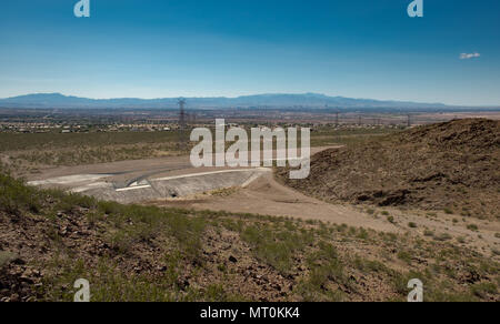 Un bacino idrografico costruito per Clark County Regional Flood controllo distretto sud-est di Las Vegas, Nevada, USA. Foto Stock