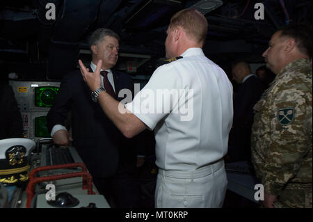 170717-N-ZE250-179 Odessa, Ucraina (17 luglio 2017) - Cmdr. Peter Halvorsen, comandante della Arleigh Burke-class guidato-missile destroyer USS Carney (DDG 64), mostra il combattimento a information center di Presidente dell Ucraina Petro Poroshenko mentre egli tours la nave a Odessa, Ucraina, durante l'esercizio brezza di mare 2017 luglio 17. La Brezza Marina è un USA e Ucraina co-ospitato multi-national maritime esercizio detenute nel Mar Nero ed è progettato per migliorare l'interoperabilità delle nazioni partecipanti e a rafforzare la sicurezza marittima all'interno della regione. (U.S. Foto di Marina di Massa lo specialista di comunicazione 3 Foto Stock