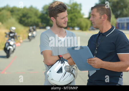 Giovane uomo passando per moto patente di guida test Foto Stock