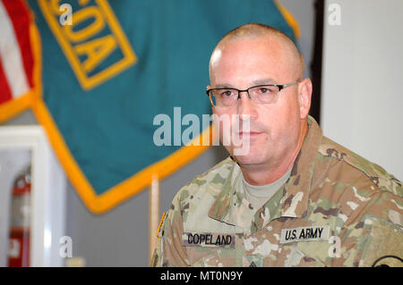 Il comando Sgt. Il Mag. Ted Copeland, U.S. Esercito comando Reserve sergente maggiore, ha ospitato un sottufficiale huddle Luglio 19 in corrispondenza del giunto di baseGuire-Dix Mc-Lakehurst NCO Academy. Copeland ha parlato di mantenere la prontezza e la sua visione del futuro di NCO corps, e poi ha risposto alle domande poste da quei di presenze. Foto Stock