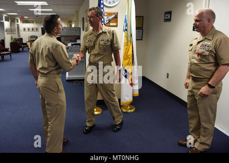 170719-N-PO203-021 Arlington, Virginia (lug. 19, 2017) posteriori Adm. David Hahn, capo del Naval Research, si congratula con il cap. Kevin Quarderer dopo che egli ha assunto il comando di Office of Naval Research (ONR) Global da Capt. Clark Troyer, destra, durante un cambio del comando cerimonia di premiazione che si terrà a ONR. ONR Global fornisce in tutto il mondo la scienza e le soluzioni basate sulla tecnologia per le attuali e future sfide navale. (U.S. Navy foto da John F. Williams/rilasciato) Foto Stock