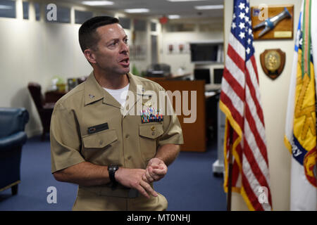 170719-N-PO203-038 Arlington, Virginia (lug. 19, 2017) Capt. Kevin Quarderer offre commento durante un cambiamento di cerimonia di comando dopo che egli ha assunto il comando di Office of Naval Research (ONR) globale. ONR Global fornisce in tutto il mondo la scienza e le soluzioni basate sulla tecnologia per le attuali e future sfide navale. (U.S. Navy foto da John F. Williams/rilasciato) Foto Stock