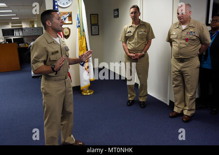 170719-N-PO203-039 Arlington, Virginia (lug. 19, 2017) Capt. Kevin Quarderer offre commento durante un cambiamento di cerimonia di comando dopo aver alleviato Capt. Clark Troyer, destra come comandante della carica del Naval Research (ONR) globale. Adm posteriore. David Hahn, capo del Naval Research, centro, ha presieduto la cerimonia. ONR Global fornisce in tutto il mondo la scienza e le soluzioni basate sulla tecnologia per le attuali e future sfide navale. (U.S. Navy foto da John F. Williams/rilasciato) Foto Stock