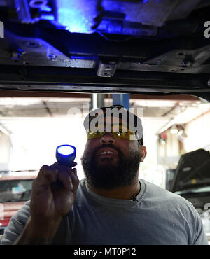 Corey Williams, Fort Eustis Auto Craft Centre e la stazione di controllo meccanico, conduce un controllo su un veicolo a base comune Langley-Eustis, Va., 28 giugno 2017. Williams portato oltre la sua etica del lavoro, la motivazione e le abilità meccanico dal suo tempo come un soldato nella sua nuova linea di lavoro come un civile sull'installazione. (U.S. Air Force foto/Staff Sgt. Teresa J. Cleveland) Foto Stock