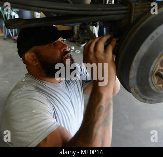 Corey Williams, Fort Eustis Auto Craft Centre e la stazione di controllo meccanico, verifica la si rompe su un veicolo a base comune Langley-Eustis, Va., 28 giugno 2017. Secondo Williams, imparò l importanza dell integrità e disciplina durante il suo tempo negli Stati Uniti Esercito e applica le cose che egli ha imparato nella sua attuale civile percorso di carriera. (U.S. Air Force foto/Staff Sgt. Teresa J. Cleveland) Foto Stock