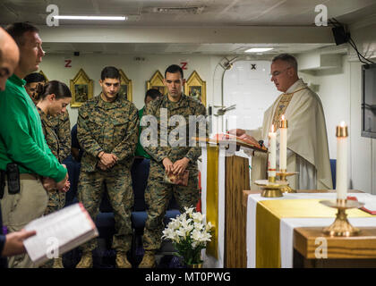 Mare di Cina (16 aprile 2017) Amphibious Assault nave USS Makin Island (LHD 8) Cappellano della Cmdr. Thomas Ianucci, da Virginia Beach, Virginia, conduce la Pasqua in massa della nave di cappella. Makin Island, l'ammiraglia per il Makin Island pronta anfibio Gruppo, con l'avviato undicesimo Marine Expeditionary Unit, è operativo in Indo-Asia-regione del Pacifico per migliorare la capacità di anfibio con i partner regionali e per servire come una pronta risposta in vigore per qualsiasi tipo di emergenza. Foto Stock