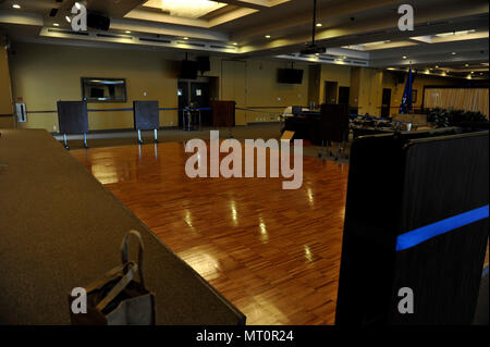 Tocchi finali sono fatte per il pavimento di ballo lavori di rinnovo al Club Five-Six Luglio 17, 2017 a Luke Air Force Base, Ariz. La pista da ballo si trova nella parte anteriore delle tre sale da ballo. (U.S. Air Force foto/Airman 1. Classe Pedro Mota) Foto Stock