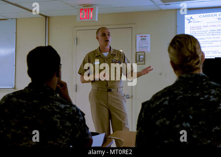 170718-N-ZU663-014 BREMERTON, Washington (Luglio 18, 2017) della Cmdr. Caso Garrison, aviazione arruolato community manager, parla ai velisti assegnati alla USS John C. Stennis CVN (74) durante una flotta Team impegno breve a bordo di una chiatta di ormeggio utilizzato per fornire vivente e lo spazio di lavoro durante la manutenzione costante periodo. L'impegno della flotta Team è un gruppo di comunità manager, detailers e collocamento ufficiali che andare fuori per la flotta per mantenere i marinai informato di come la politica del personale influisce sulle loro carriere. La flotta del Team di impegno è da ufficio del personale della Marina (BUPERS) e personale della Marina il comando Foto Stock