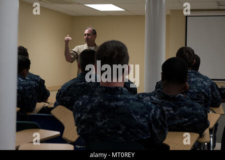 170718-N-ZU663-028 BREMERTON, Washington (Luglio 18, 2017) Capt. Vincent Segars, direttore, militare la gestione comunitaria, parla ai marinai assegnato alla USS John C. Stennis CVN (74) durante una flotta Team impegno breve a bordo di una chiatta di ormeggio utilizzato per fornire vivente e lo spazio di lavoro durante la manutenzione costante periodo. L'impegno della flotta Team è un gruppo di comunità manager, detailers e collocamento ufficiali che andare fuori per la flotta per mantenere i marinai informato di come la politica del personale influisce sulle loro carriere. La flotta del Team di impegno è da ufficio del personale della Marina (BUPERS) e personale della Marina il comando Foto Stock