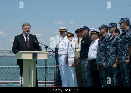 170717-N-DD899-046 Odessa, Ucraina (17 luglio 2017) Il presidente dell'Ucraina Petro Poroshenko, centro, parla a bordo della Fregata ucraino Hetman Sahaydachniy (U 130) durante l'esercizio brezza di mare 2017 a Odessa, Ucraina, 17 luglio. Dietro di lui, da sinistra, sono Capt. Oleksii Neizhpapa, ucraino direttore di esercizio e il cap. Matteo Lehman, il vice comandante della U.S. Sesta flotta Task Force 65 e la corrente del comandante della brezza di mare 2017 U.S. Forze sulla scena. La Brezza Marina è un USA e Ucraina co-ospitato multinazionale esercizio marittimo detenute nel Mar Nero ed è progettato per ottimizzare interoperabili Foto Stock